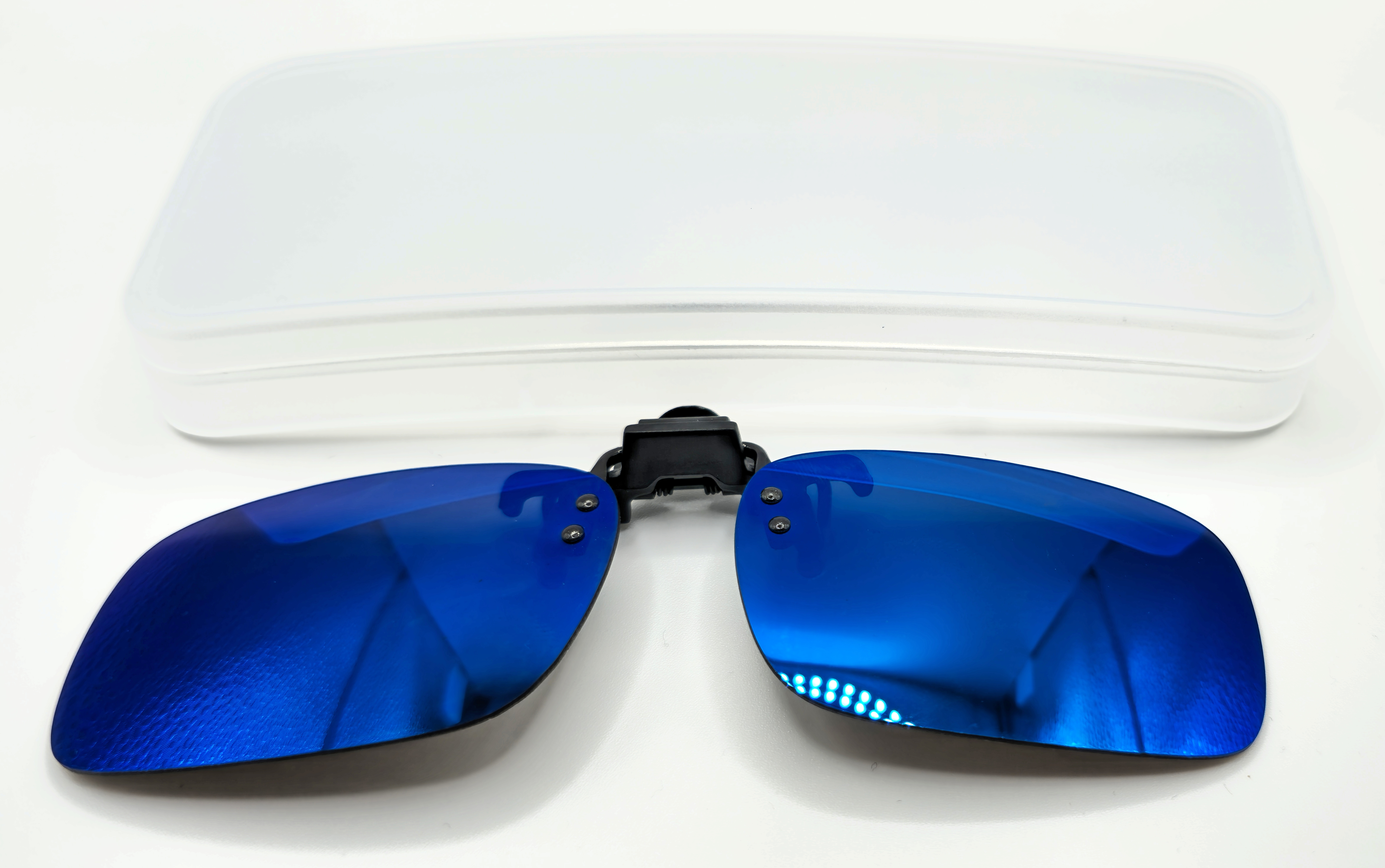 QiiM P-14 polarizační klips | Modrý polarizační klip | Klip na brýle s pouzdrem