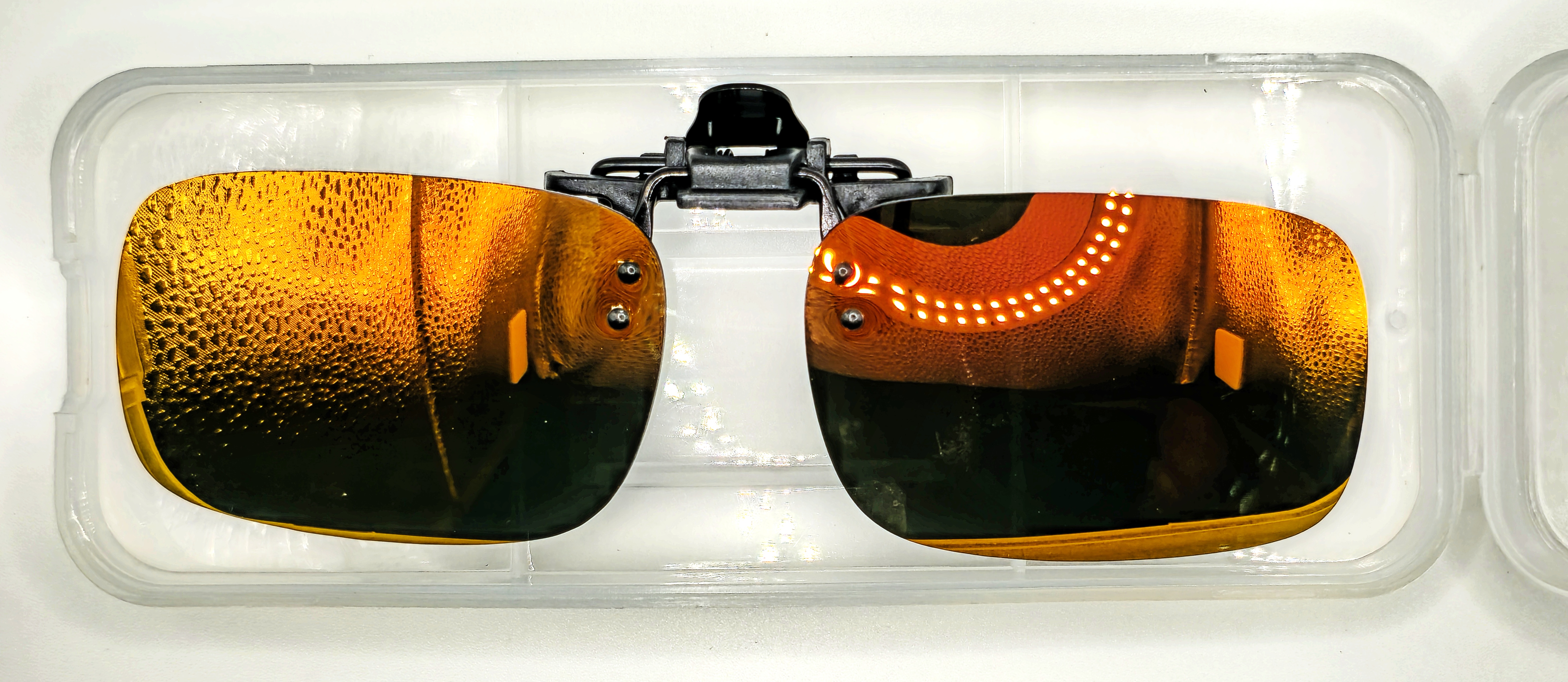 QiiM P-15 polarizační klips | Červený polarizační klip | Klip na brýle s pouzdrem