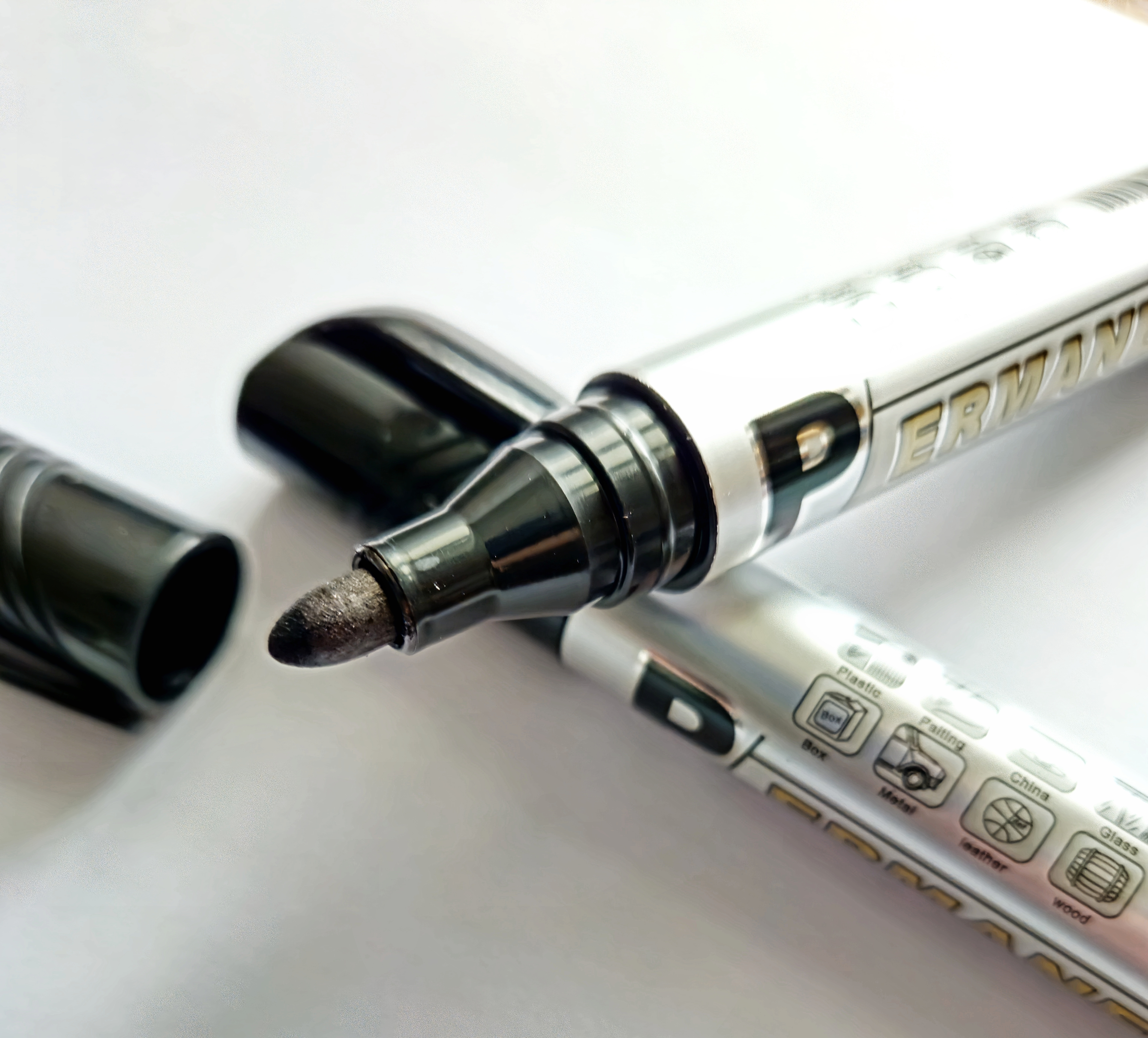 QiiM CL-101 Sada Černých Voděodolných Fixů, 4 ks, Silný Kulatý Hrot