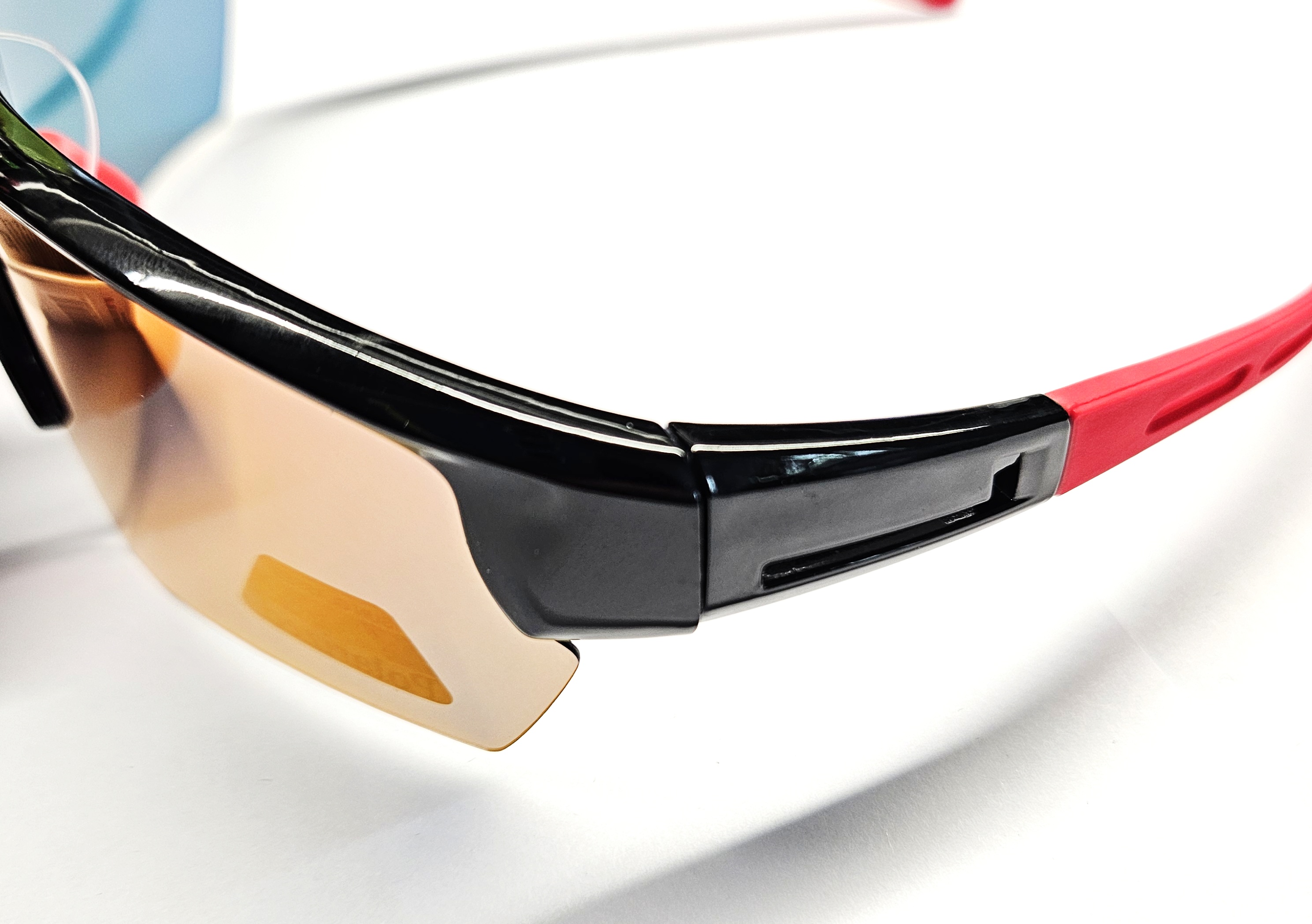 Polarizační brýle Qiim Sport TR24075P - zrcadlově červenofialová, plastové černé rámečky, UV 400 cat. 3